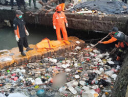 Bayi Laki-laki dengan Tali Pusar Ditemukan Tewas Mengambang di Kali Cengkareng