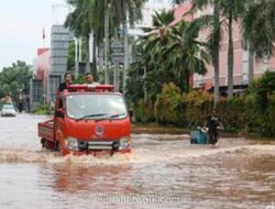 Genangan 50 Cm Masih Menghantui Sejumlah Jalan di Jakarta Utara