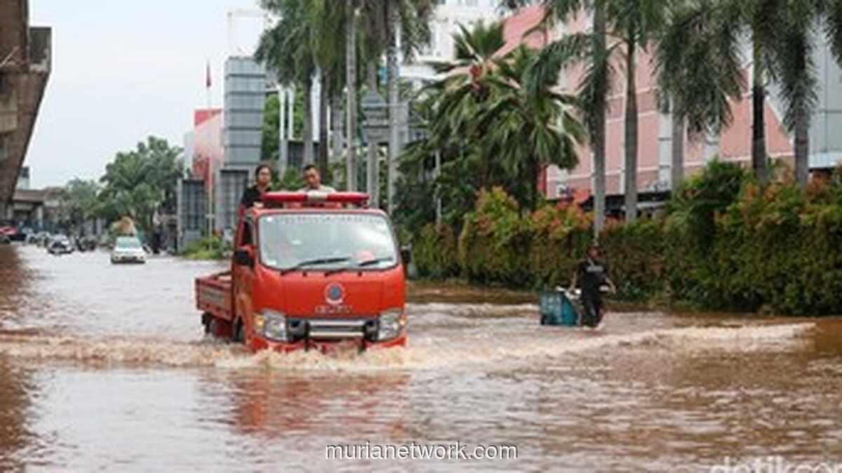 Genangan 50 Cm Masih Menghantui Sejumlah Jalan di Jakarta Utara