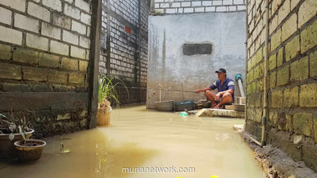 Di Tengah Banjir, Tardi Tetap Setia dengan Joran