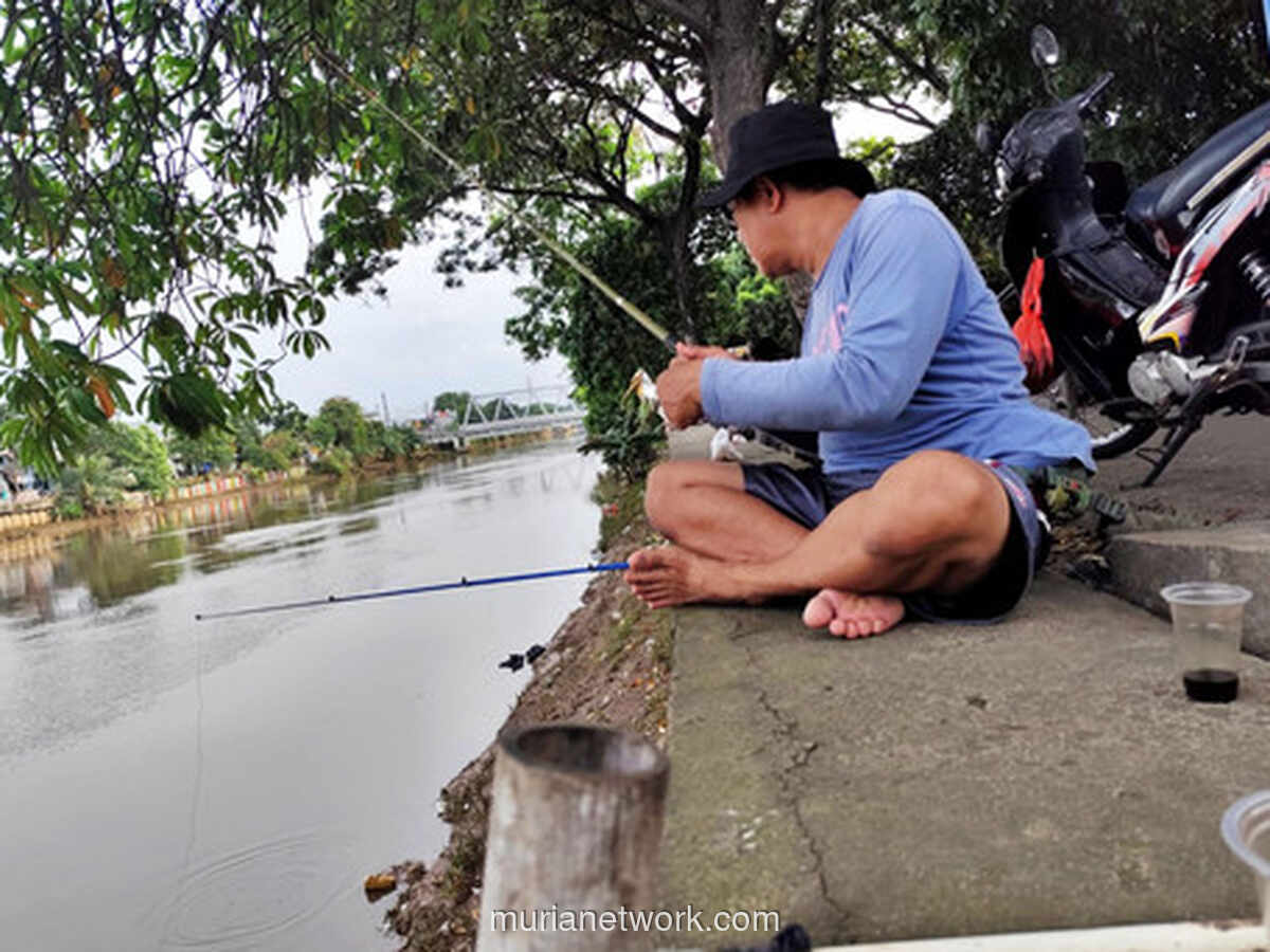 Kesabaran dan Sampah di Ujung Joran: Kisah Memancing di Kali Angke