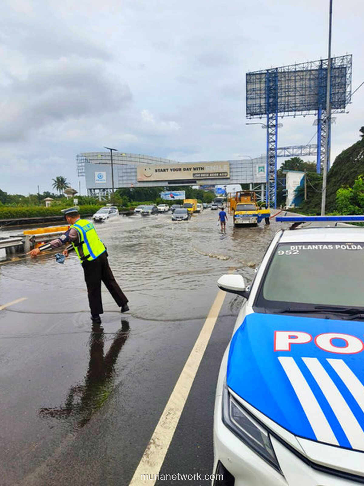 Genangan Air 15 Cm Paralyze Arus Tol Menuju Bandara Soetta