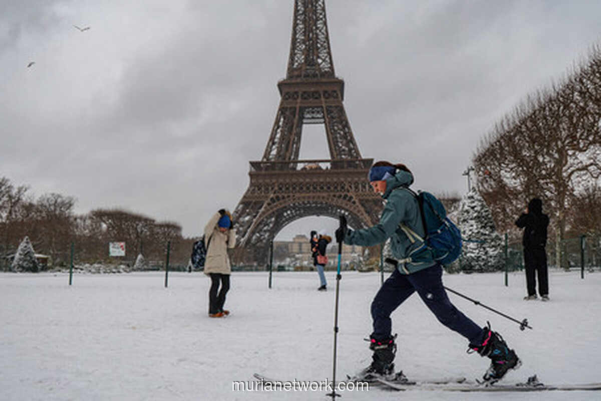 Paris Membeku dalam Riang: Salju Ubah Kota Cahaya Jadi Arena Bermain