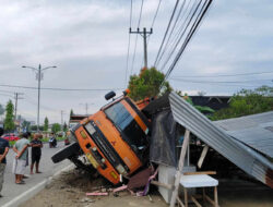 Truk Muatan Nyemplung ke Pembatas, Lalu Lintas Kuningan Sempat Lumpuh