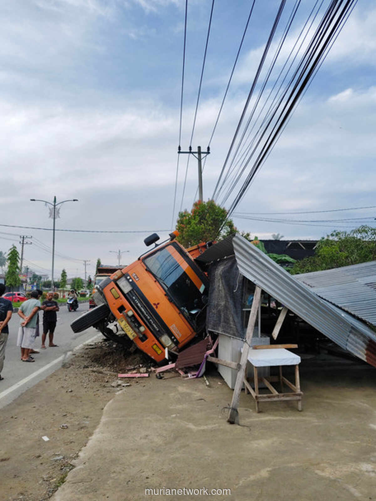 Truk Muatan Nyemplung ke Pembatas, Lalu Lintas Kuningan Sempat Lumpuh