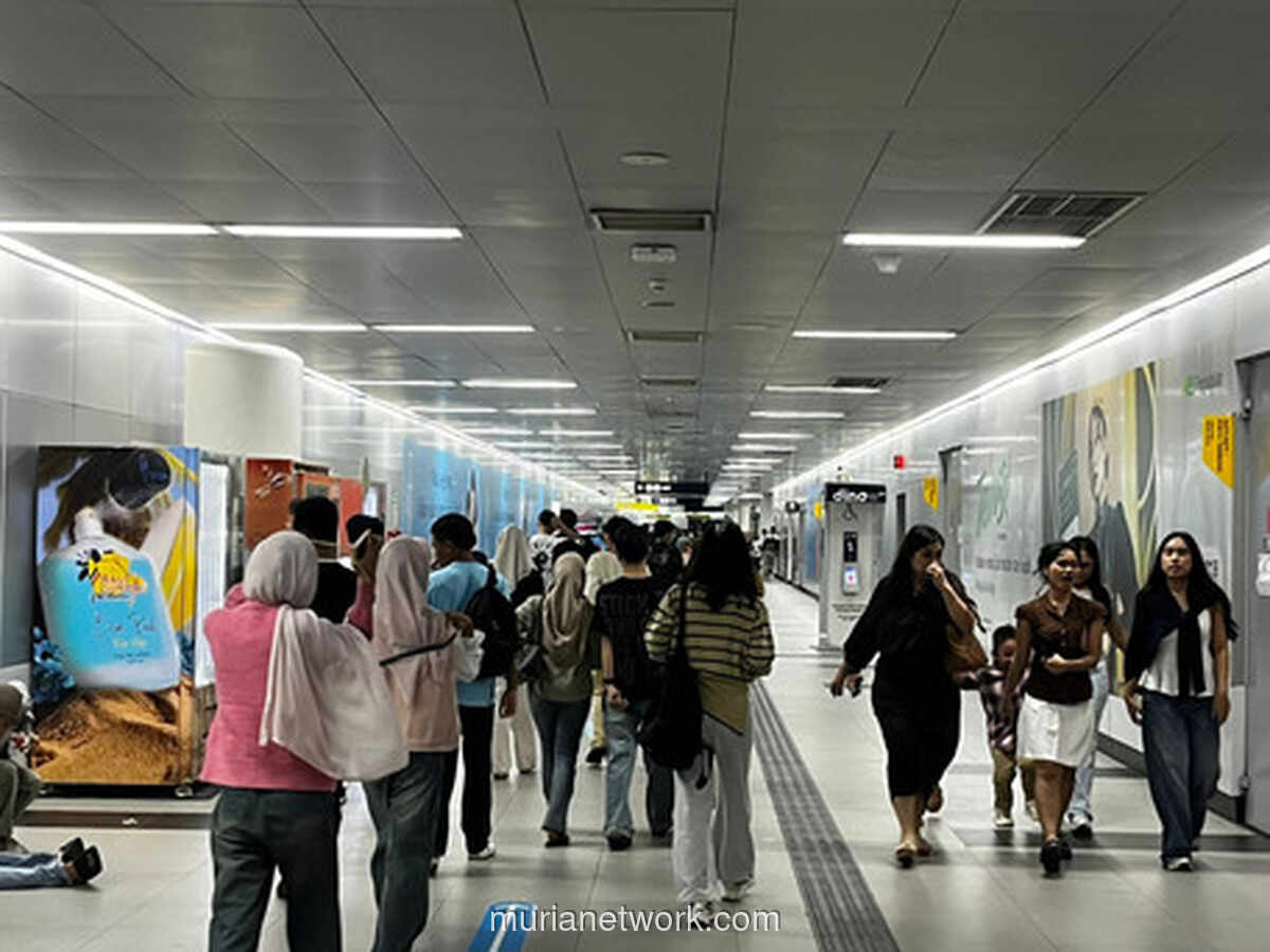 Usai Pesta Malam Tahun Baru, Stasiun MRT Bundaran HI Diserbu Penumpang