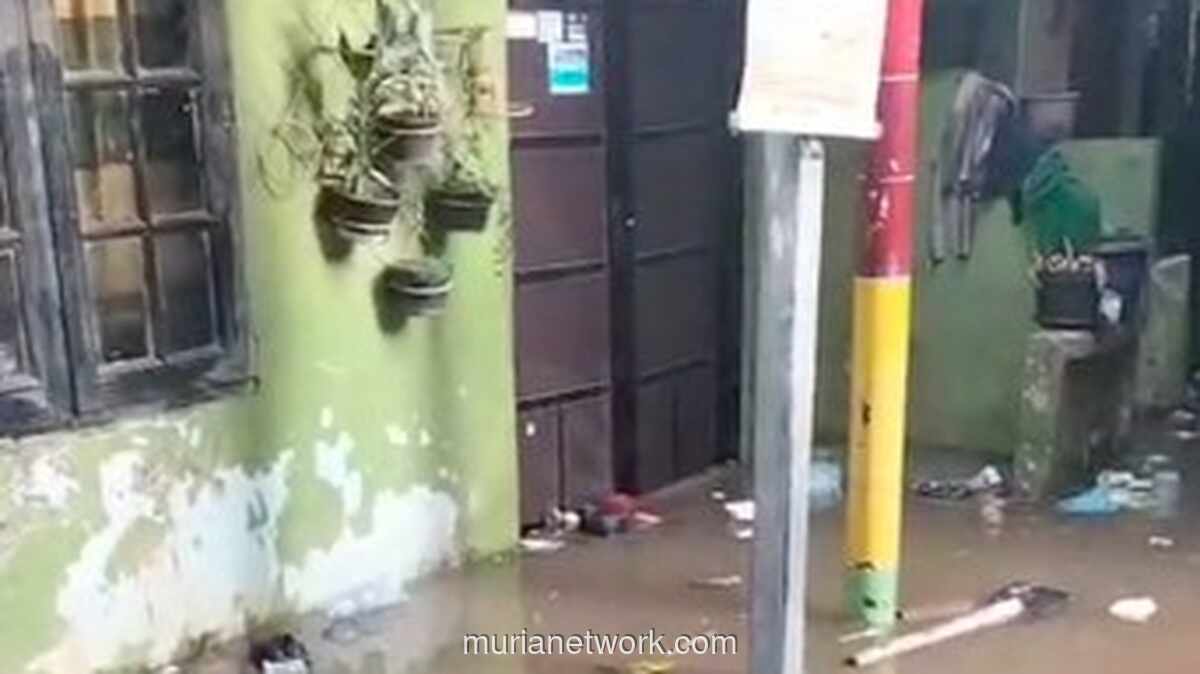 Kebon Pala Terendam 135 Sentimeter, Warga Bertahan di Lantai Dua