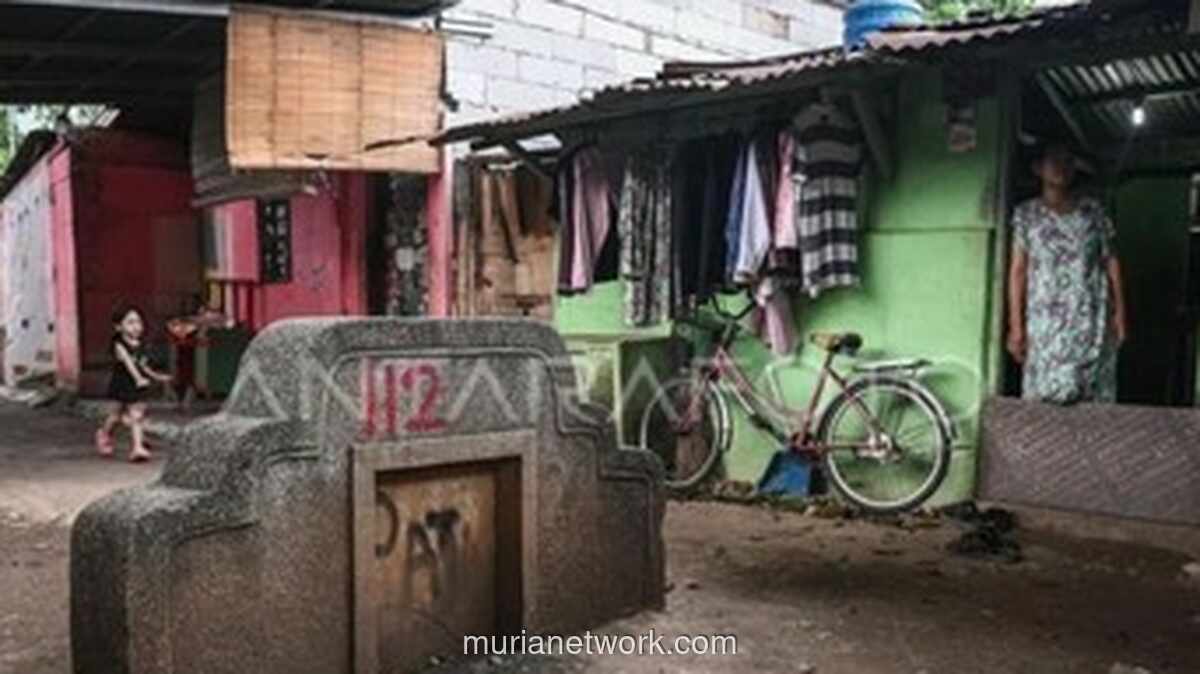 31 Keluarga Bertahan di Antara Makam, Satpol PP Kirim Peringatan Kedua