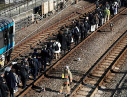 Tokyo Lumpuh: Ratusan Ribu Komuter Terjebak Gangguan Kereta 9 Jam