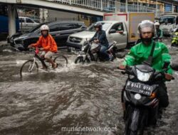 Banjir Rendam Gunung Sahari, Petugas dan Warga Bahu-Membahu di Tengah Genangan