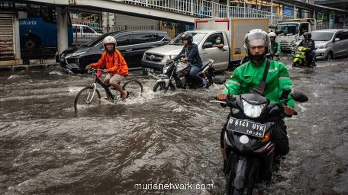 Banjir Rendam Gunung Sahari, Petugas dan Warga Bahu-Membahu di Tengah Genangan