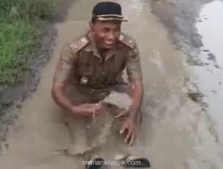 Kepala Desa Sragen Mandi di Kubangan Jalan Rusak, Aksi Spontan yang Jadi Protes