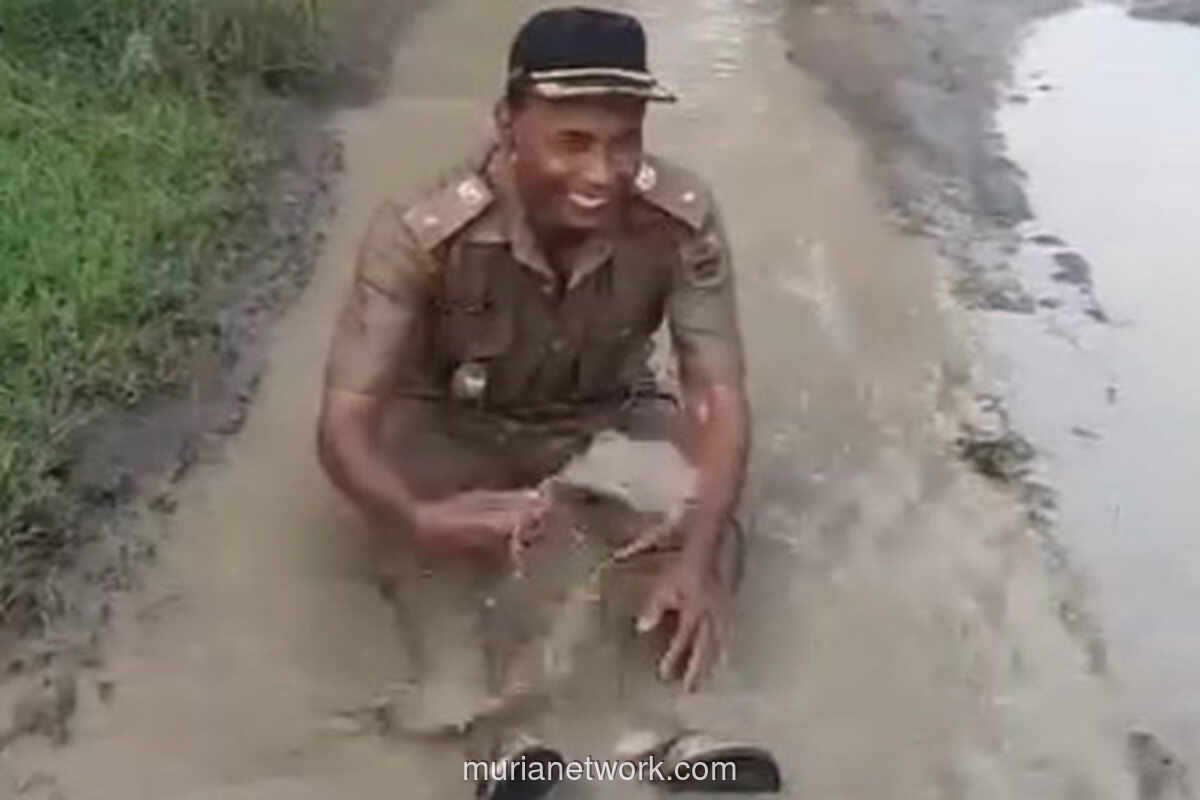 Kepala Desa Sragen Mandi di Kubangan Jalan Rusak, Aksi Spontan yang Jadi Protes