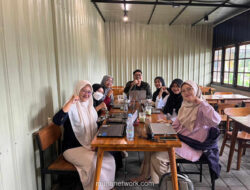 Scroll Media Sosial Bikin Dada Sesak? Mungkin Kamu Terjebak dalam Perbandingan Karier yang Keliru