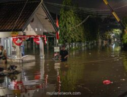 Sirine Meraung di Malam Gelap, Warga Bekasi Berhamburan Dengar Peringatan Banjir