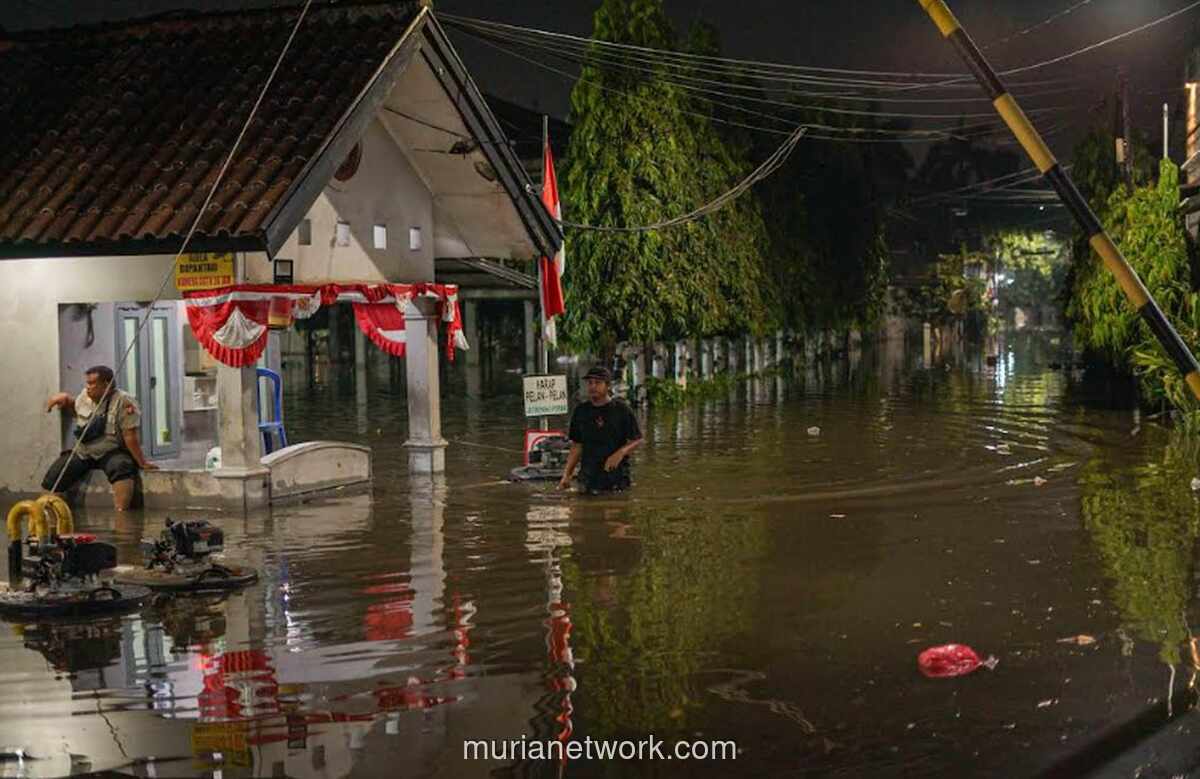 Sirine Meraung di Malam Gelap, Warga Bekasi Berhamburan Dengar Peringatan Banjir