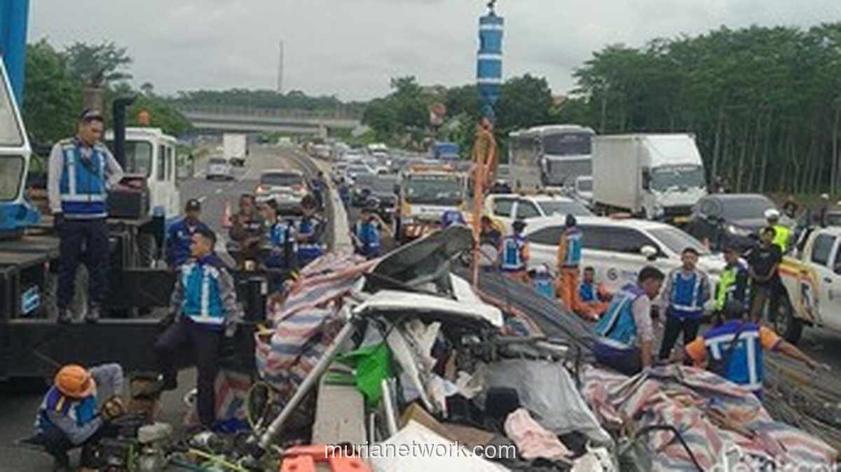 Evakuasi Tujuh Jam di Tol Batang, Tumpukan Besi Truk Tindih Dua Mobil