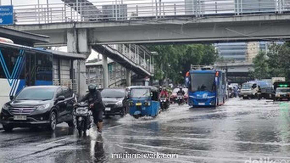 Daan Mogot Tergenang, Lalu Lintas Jakarta Barat Lumpuh Pagi Ini