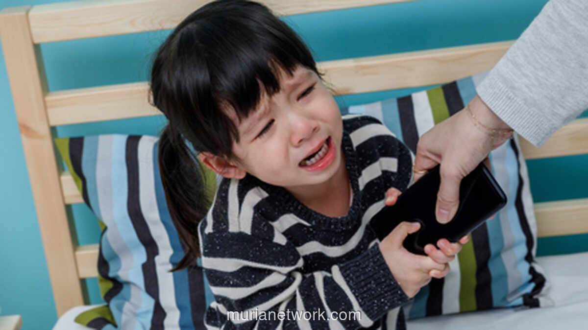 Smartphone di Tangan Bocah 12 Tahun: Risiko Gangguan Tidur dan Obesitas Melonjak