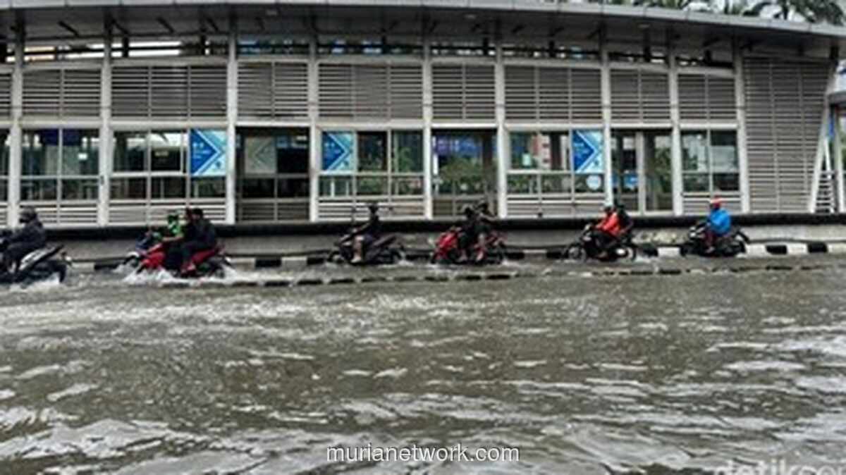 Hujan Deras Guyur Jakarta, Ratusan Warga Mengungsi Akibat Banjir