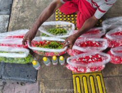Di Tengah Gemuruh Rawa Belong, Bambang Setia Meracik Bunga di Pinggir Jalan