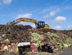 Gunungan Sampah Ancam Permukiman di Belakang Pasar Kramat Jati