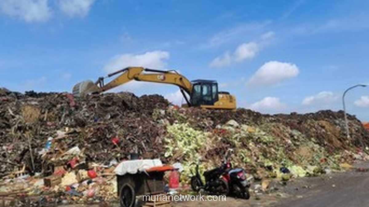 Gunungan Sampah Ancam Permukiman di Belakang Pasar Kramat Jati
