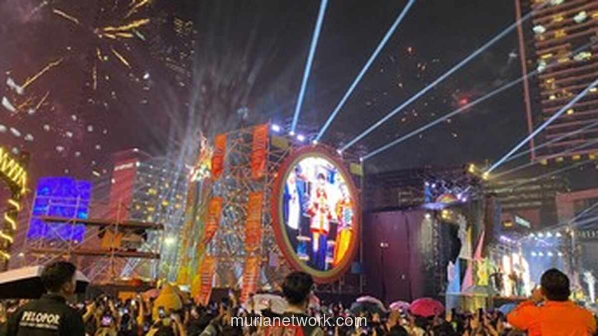 Detik-Detik 2026: Sorak dan Kembang Api Warnai Malam di Bundaran HI