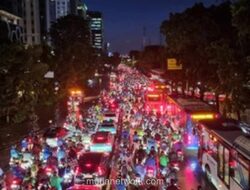 Genangan DI Panjaitan Lumpuhkan Arus ke Sunter, Pengendara Terpaksa Berteduh