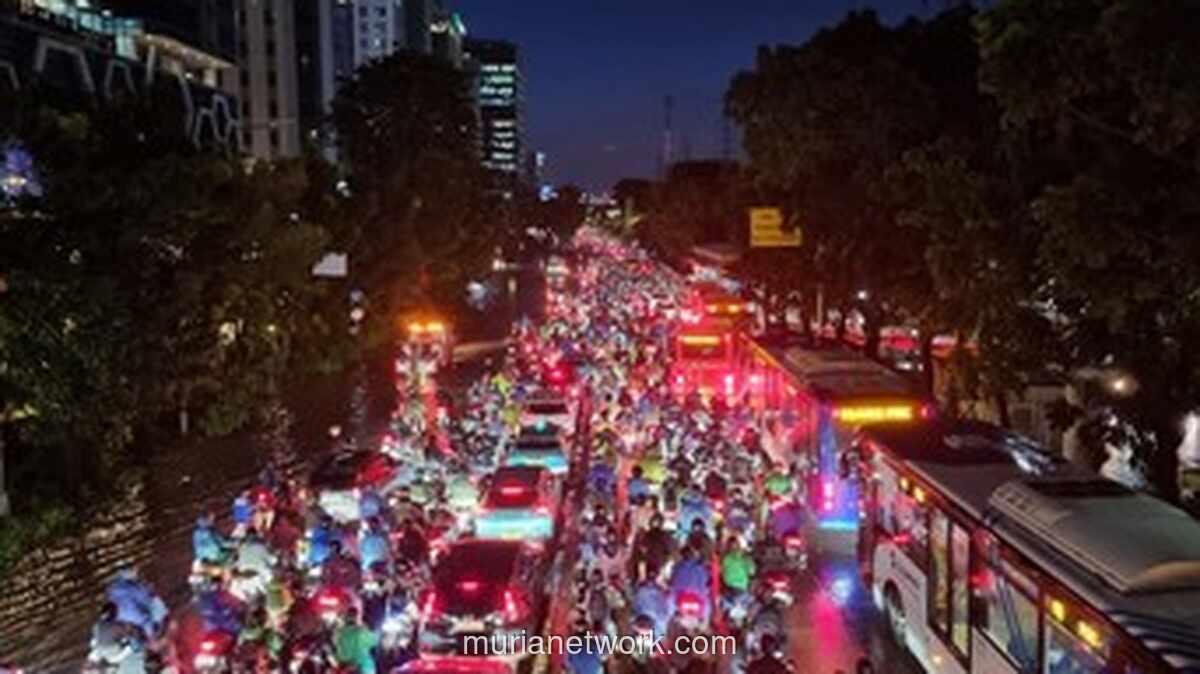 Genangan DI Panjaitan Lumpuhkan Arus ke Sunter, Pengendara Terpaksa Berteduh