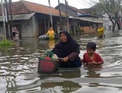 Air Setinggi Leher, Warga Tirto Pekalongan Terpaksa Tinggalkan Rumah