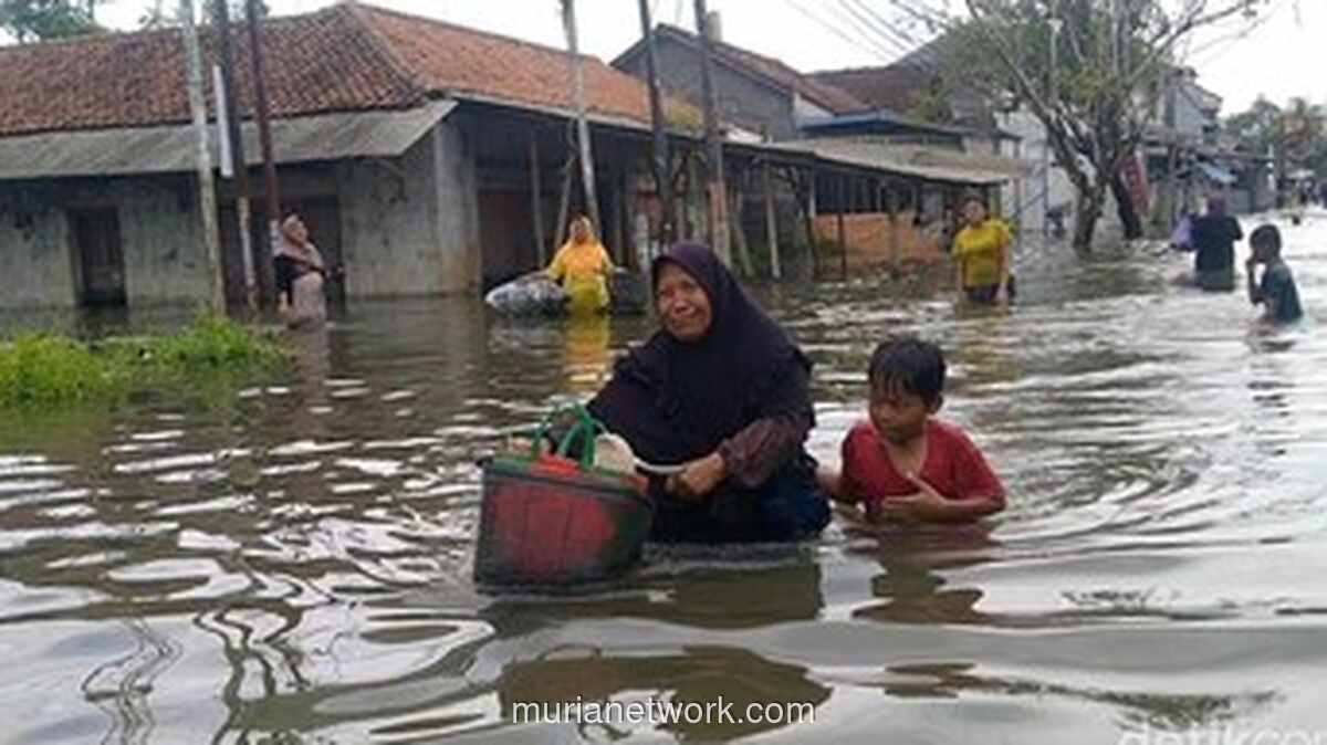 Air Setinggi Leher, Warga Tirto Pekalongan Terpaksa Tinggalkan Rumah