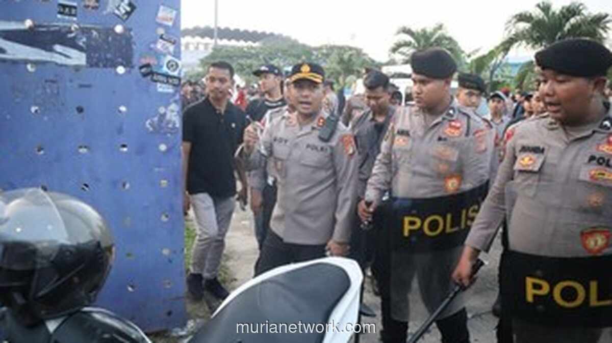 Ricuh Singkat di Luar Indomilk Arena Usai Derbi Persita vs Persija