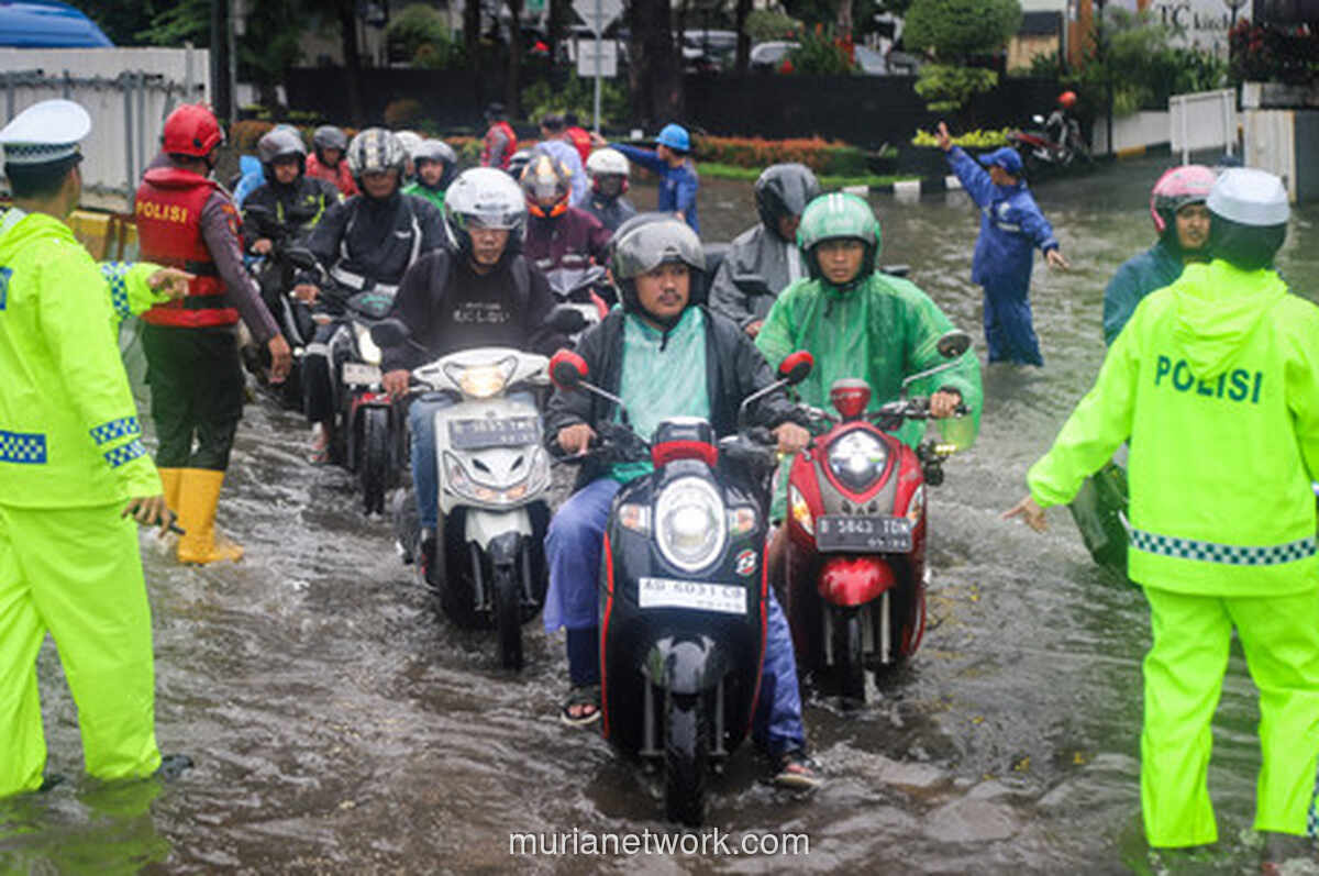 Banjir Lumpuhkan DI Panjaitan, Contra Flow Diterapkan untuk Atasi Macet Parah