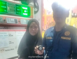 Tutup Tangki Motor Jatuh ke Selokan, Damkar Depok Turun Tangan