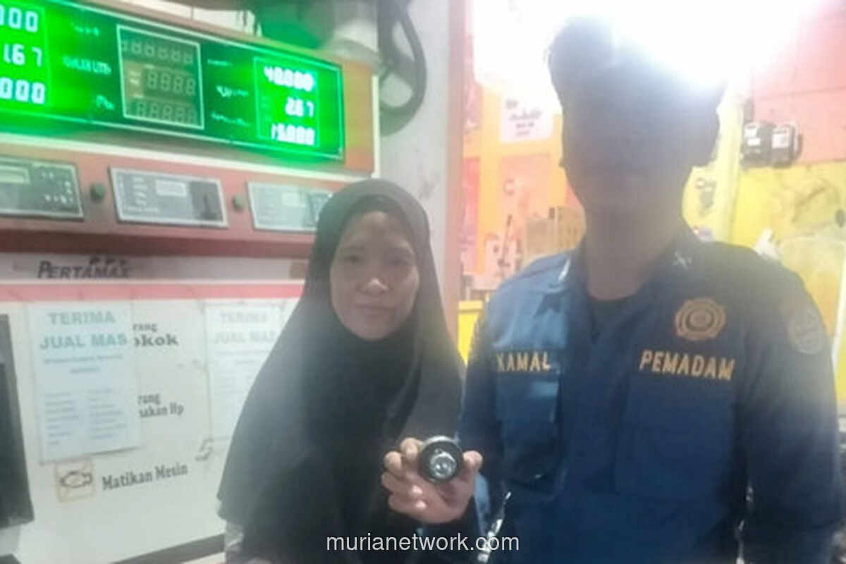 Tutup Tangki Motor Jatuh ke Selokan, Damkar Depok Turun Tangan