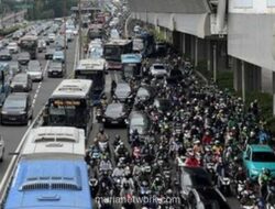 Gatot Subroto Tersendat, Kendaraan Merayap Lebih Lambat dari Pejalan Kaki