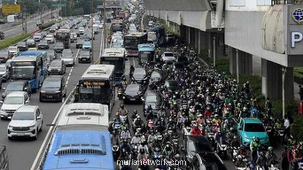 Gatot Subroto Tersendat, Kendaraan Merayap Lebih Lambat dari Pejalan Kaki