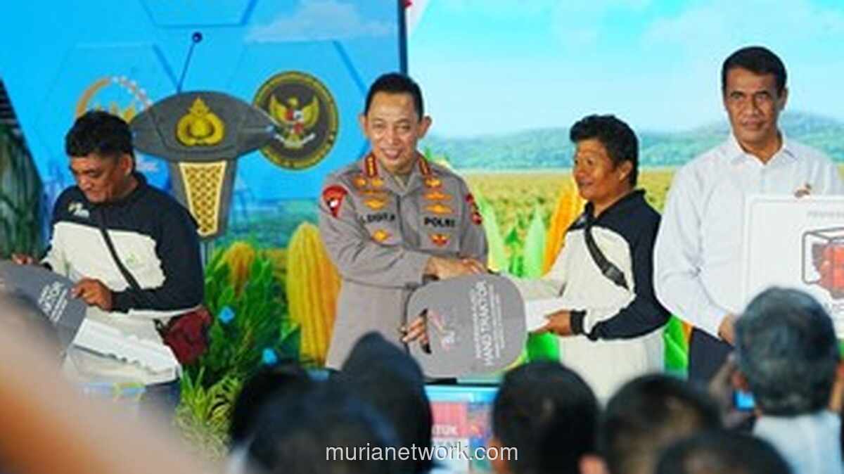 Panen Raya Jagung, Kapolri Serahkan Alsintan dan Bantuan Sosial di Cikarang