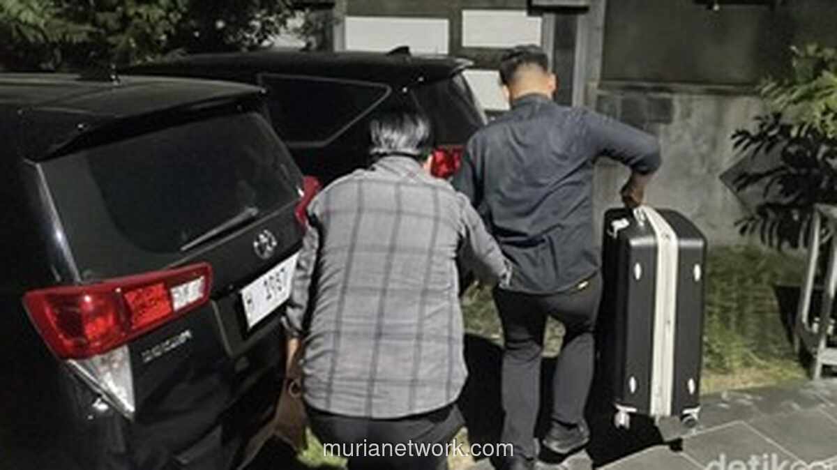 Koper dan Kardus Misterius Dibawa KPK Usai Geledah Kantor Koperasi di Pati