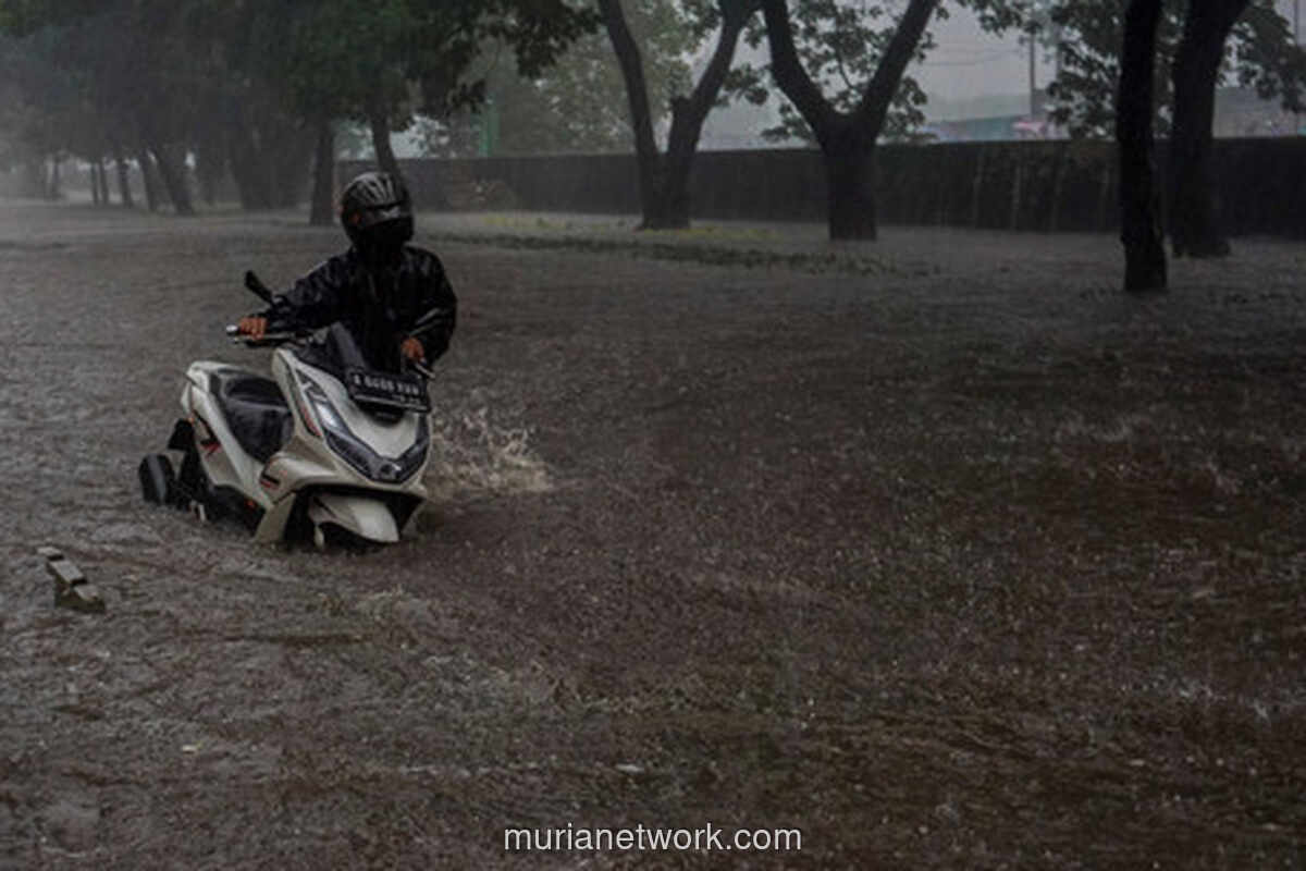 143 RT dan 16 Jalan di Jakarta Masih Tergenang, Warga Diimbau Tetap Waspada