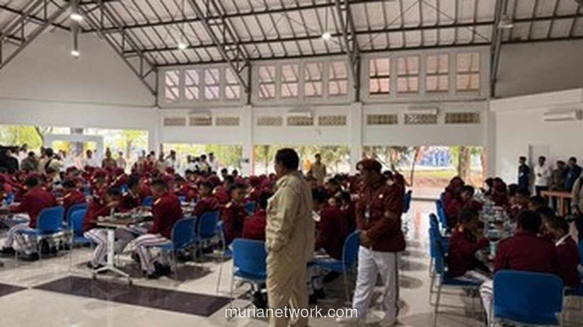 Prabowo Tinjau Sekolah Rakyat, Sapa Siswa hingga Cek Makan Bergizi