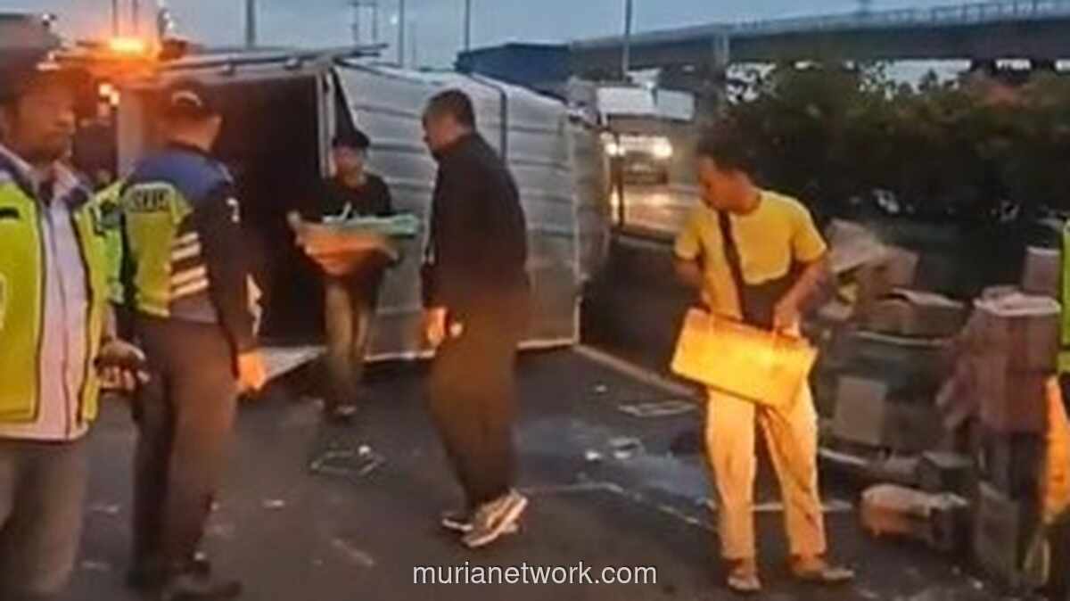 Truk Terguling di Tol Wiyoto Wiyono, Lalu Lintas Tersendat Satu Jalur