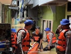 Kebon Pala Terendam Dua Meter, Polairud Berjibaku Evakuasi Warga