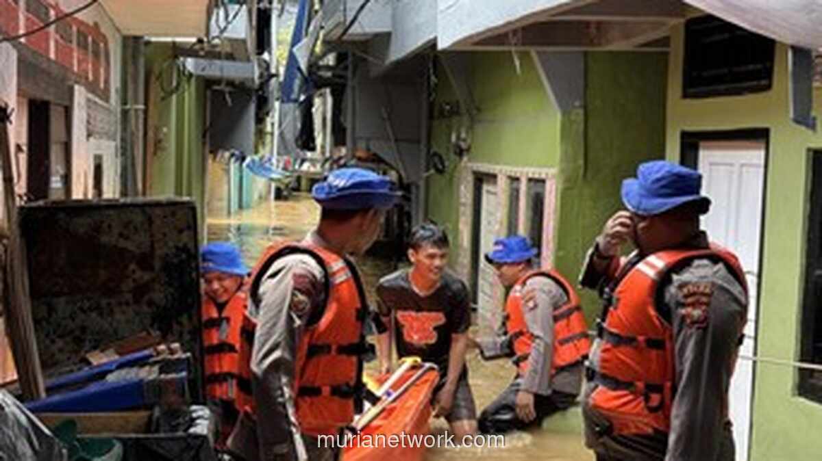 Kebon Pala Terendam Dua Meter, Polairud Berjibaku Evakuasi Warga