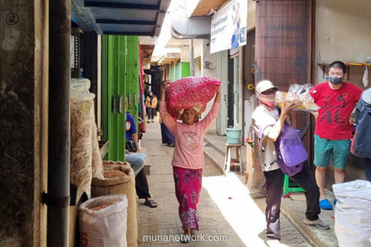 Keringat dan Kekuatan: Kisah Para Kuli Panggul Perempuan di Pasar Pabean Surabaya