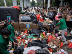 Pelataran Wali Kota Tangsel Dibanjiri Sampah, Aksi Protes Pengelolaan yang Dinilai Gagal