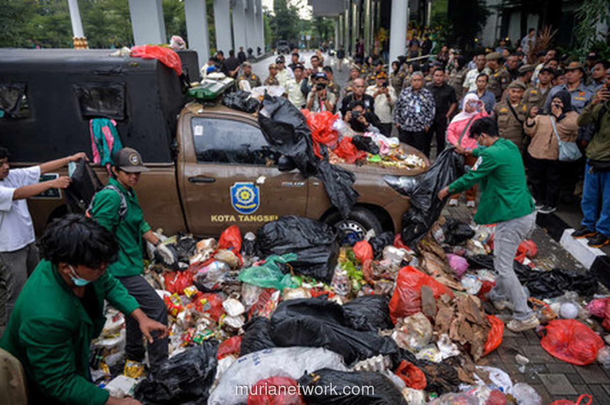 Pelataran Wali Kota Tangsel Dibanjiri Sampah, Aksi Protes Pengelolaan yang Dinilai Gagal