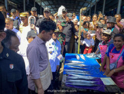 Gibran Borong Ikan dan Cabai di Pasar Biak, Warga Ramai Berebut Swafoto