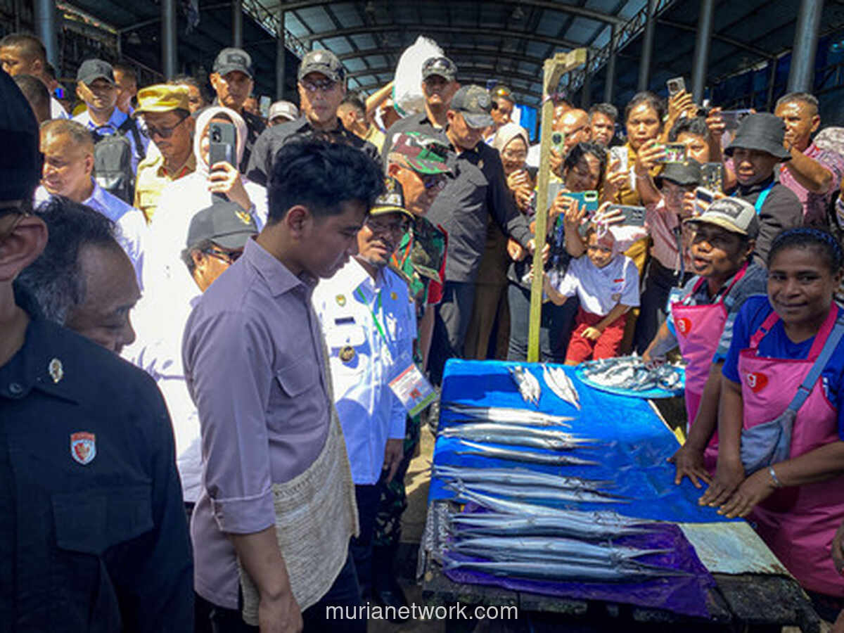 Gibran Borong Ikan dan Cabai di Pasar Biak, Warga Ramai Berebut Swafoto